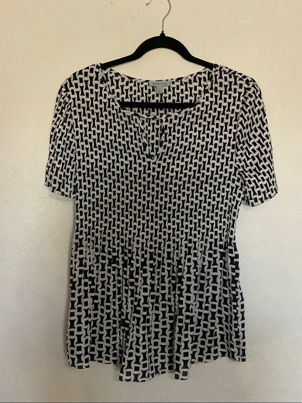 Black & White Geometric Short Sleeve Tunic - Classic Comfort